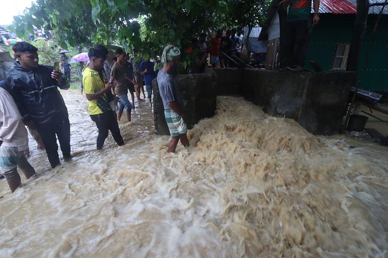 কুমিল্লার গোমতী নদীর বুড়িচং উপজেলার কামাড়খাড়া এলাকায় নদীর সঙ্গে সংযোগ সেচের লাইন দিয়ে পানি প্রবেশ করছে লোকালয়ে। এতে আতঙ্কিত হয়ে স্থানীয় লোকজন বেড়িবাঁধে আশ্রয় নিয়েছে। ছবিটি আজ বৃহস্পতিবার সকালে তোলা